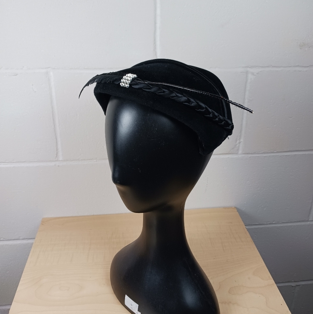 Vtg Fisk Genuine Velour Women's Hat Black‎ W/Feather And Embellishment 60s 50s